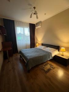 波利亚纳丽乐雅酒店的一间卧室设有一张大床和一个窗户。