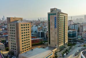伊斯坦布尔德德曼博斯坦斯公园酒店的享有两座高楼城市的景致