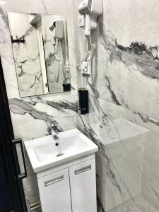 (( Turksib ))Апартаменты аэропорт 1的白色的浴室设有水槽和镜子
