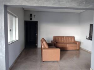 皮乌米Rancho Pôr do Sol的客厅配有沙发和椅子