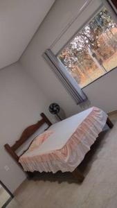 皮乌米Rancho Pôr do Sol的一间带床的卧室,位于带窗户的房间内