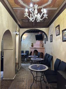 丹吉尔Dar Bargach的一间带桌椅和吊灯的餐厅