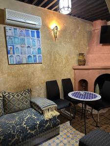 丹吉尔Dar Bargach的客厅配有沙发和桌子