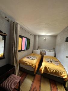 丹吉尔Dar Bargach的小型客房 - 带2张床和窗户