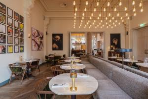 阿姆斯特丹Hotel Mercier的餐厅设有桌椅和沙发。