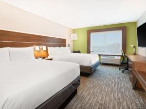 尼斯维尔Holiday Inn Express & Suites Niceville - Eglin Area, an IHG Hotel的酒店客房配有两张床和一张书桌