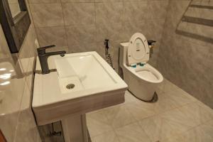 GitegaVilla Mater Dolorosa的一间带水槽和卫生间的浴室