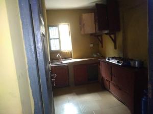 伊巴丹Two bedroom Home at Gbagi, New Ife Road, Ibadan @ Igbekele Oluwa House, 3 Zone A, Opeyemi Street, New Gbagi Market, New Ife Road, Gbagi, Ibadan, Oyo State的一个带水槽和窗户的小厨房