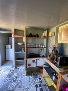 UrtacaTente inuit cocooning的客房设有带冰箱和架子的厨房