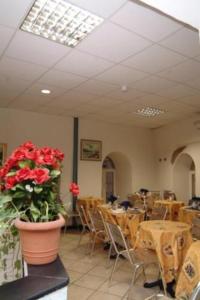 热那亚阿瓜利欧酒店的配有桌椅的房间和红色花瓶