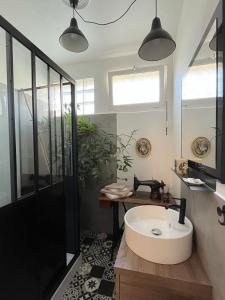图卢兹La Bulle dans le Palmier的浴室配有白色浴缸和水槽