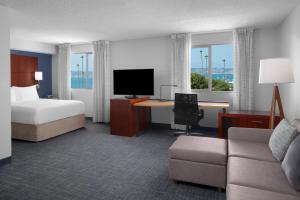 圣地亚哥圣地亚哥市区万豪酒店的酒店客房配有一张床和一张带电脑的书桌