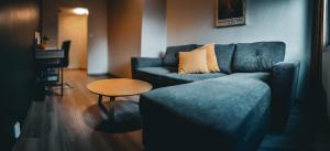 莫尔德Hotell Molde的客厅配有沙发和桌子