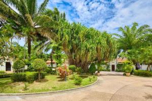 乔木提恩海滩View Talay Villas - Luxury 1BR pool villa nr beach - 171的棕榈树别墅和车道