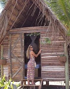 卡马萨里Cabana bem - ti - vi的站在小小屋门口的女人