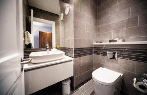 利兹皇冠假日利兹酒店的一间带水槽、卫生间和镜子的浴室