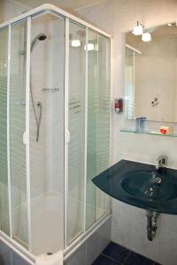 Erlenbach am MainHotel bei Liebe's的一间带玻璃淋浴和水槽的浴室