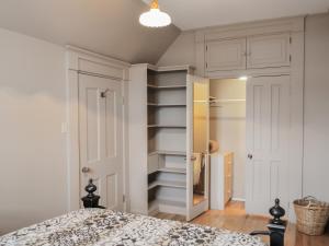 萨格奈Appartement Jacques Cartier的一间卧室配有一张床和一个衣柜