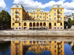 耶夫勒耶夫勒精英大酒店的靠近水体的黄色大建筑