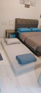 哥打京那巴鲁LW Suite at JQ Seaview 2BR High Floor & Wi-Fi的配有两张床的客房内。