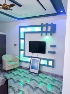 洛美Immeuble Adam的客厅设有壁挂式平面电视。