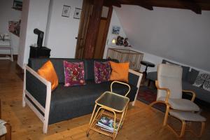 Borup波鲁普住宿加早餐旅馆的客厅配有沙发和两把椅子