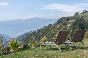 拉伊翁Ritschhof的两把椅子坐在山上,享有美景