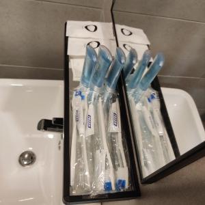 日落洞URBAN SUITES JSW STUDIO 3 ROOMS COMMERCIAL CONDO的一组牙刷,放在塑料袋里,放在水槽旁边