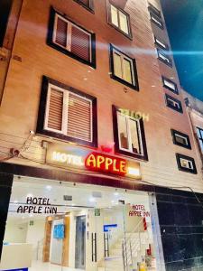 新德里Hotel Apple Inn & Suites, New Delhi的大楼前的苹果店