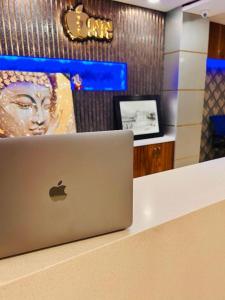 新德里Hotel Apple Inn n Suites, New Delhi的存放在商店柜台上的笔记本电脑