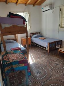 迈普Finca Las Acacias的卧室配有两张双层床和地毯。