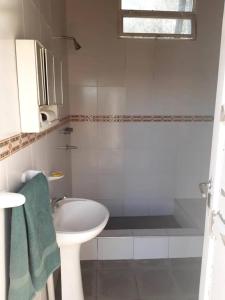迈普Finca Las Acacias的白色的浴室设有水槽和浴缸。