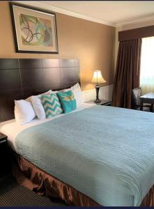 莫罗贝莫罗克里斯特旅馆的一间卧室配有一张大床,提供蓝色的床单和枕头