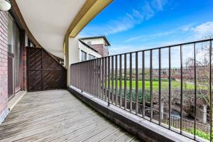 米尔顿凯恩斯Scenic Park View Suite的阳台设有木栏杆和围栏。