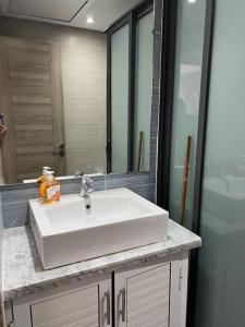 阿加迪尔Cozzy housse的浴室设有白色水槽和镜子