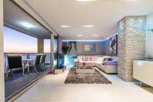 杜布罗夫尼克Luxury Apartment Violet的客厅配有沙发和桌子