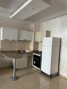阿加迪尔Cozzy housse的厨房配有白色冰箱和台面