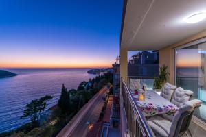 杜布罗夫尼克Luxury Apartment Violet的日落时分享有海洋美景的阳台