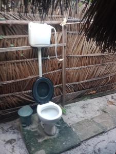 卡马萨里Cabana família coruja的卫生间配有黑色座椅和水箱。