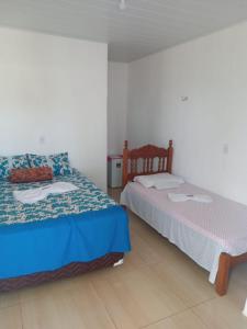 São Gonçalo do AmarantePousada da Rotatória的一间卧室,配有两张床