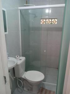 São Gonçalo do AmarantePousada da Rotatória的白色的浴室设有卫生间和水槽。