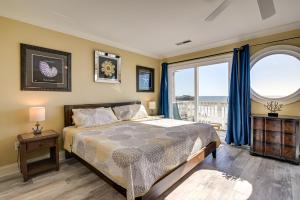 默特尔比奇Beachfront Murrells Inlet Home - Walk to Pier!的一间卧室设有一张床和一个大窗户