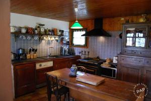 维拉尔-德朗Les Castors的厨房配有木桌和台面