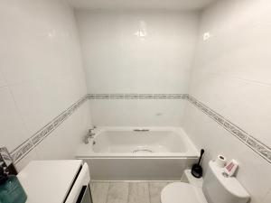 伍尔弗汉普顿Perfect for Contractors - Long Term Discounts, Free Parking & Fast Wifi的白色的浴室设有浴缸和卫生间。