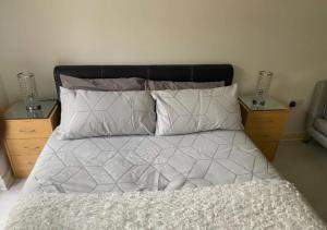 纽约Amazing 2 Bedroom Apartment At UES的一张带白色床单和枕头的床以及两张床头柜