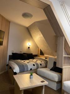 科帕奥尼克Apartment Maja Konaci的酒店客房,设有两张床和一张沙发