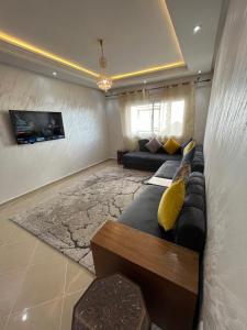 盖尼特拉Luxury Center Town Apartment的带沙发和电视的客厅