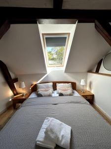 柏林Loft in Historischer Schmiede的阁楼卧室配有带窗户的床
