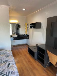 萨克拉门托Motel 6 Sacramento, Ca - Downtown的带电视的客厅和厨房