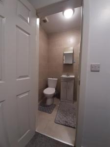 米德尔斯伯勒Exclusive Self-contained flat in Middlesbrough的一间带卫生间和白色门的浴室